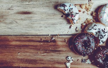 Ahşap arka plan üzerinde küçük bir donuts resmi. çörek üzerinde odaklanmak