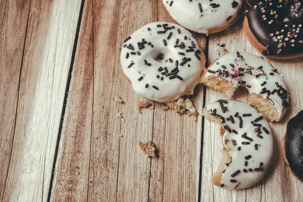 Ahşap arka plan üzerinde küçük bir donuts resmi. çörek üzerinde odaklanmak