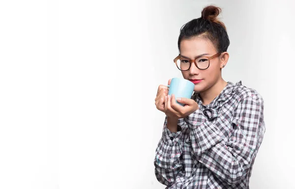 Mujer asiática sosteniendo una taza caliente azul Sobre un fondo azul, vintage —  Fotos de Stock