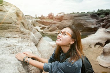 Asyalı kadınlar gökyüzüne ve sıcak güneşin ortasına bakıyorlar..