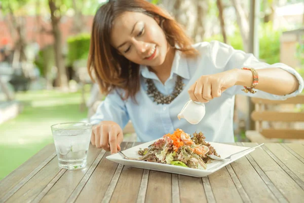 Asiatico donna e il suo felicità quando mangiare insalata riposo su un pla — Foto Stock