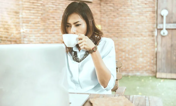 Tyst atmosfär Asiatiska kvinnor sitter och dricker kaffe på caféet — Stockfoto