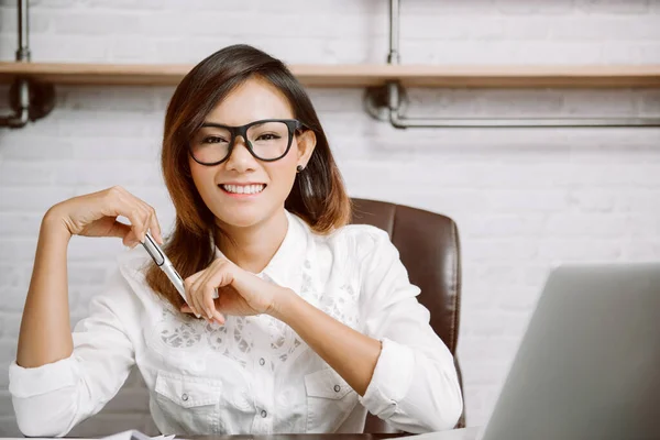 Asiatisk Kvinna Sitter Kontoret Hemma Glad Stämning Fokus Ansiktet — Stockfoto