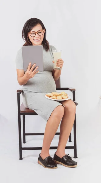 Mulher Grávida Asiática Está Sentada Assistindo Ipad Comer Pão Humor — Fotografia de Stock