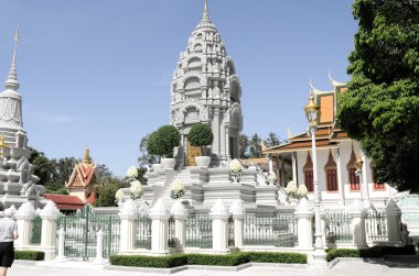 Phnom Penh Tapınağı, Altın Şehir Tapınağı (Wat Xieng tanga). Kraliyet Sarayı, gümüş Pagoda ve Toul Sleng