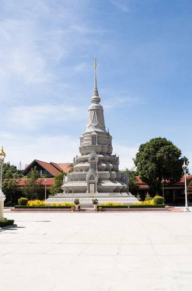 Phnom Penh świątynia, Świątynia miasta Golden (Wat Xieng stringi). Pałac Królewski, srebrna Pagoda i Toul Sleng — Zdjęcie stockowe
