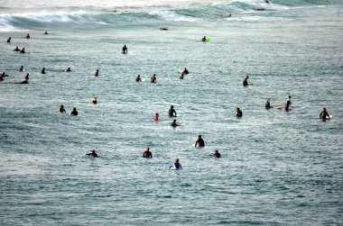 Sörfçü okyanus sörf tahtaları üzerinde