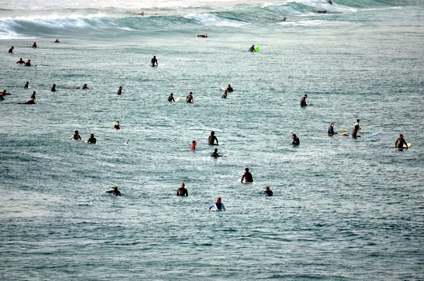 Sörfçü okyanus sörf tahtaları üzerinde
