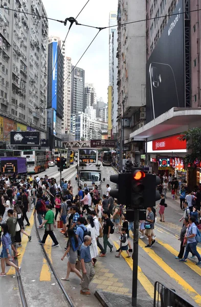 Crowded pedestrian crossing in Hong Kong — Stock Photo, Image