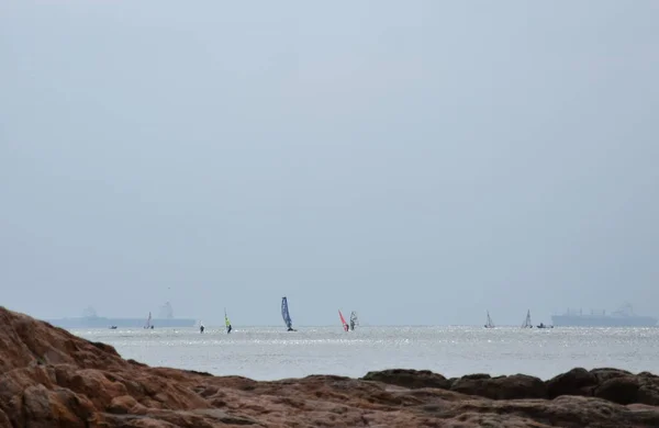 Moře s mnoha windsurfing — Stock fotografie