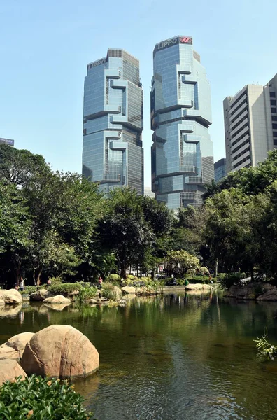 Hong Kong Park with lake — Stock Photo, Image