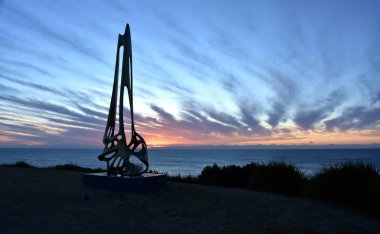 Sydney, Avustralya - 4 Kasım 2018. Penelope Forlano: kontrapuanta. Heykel deniz kenarında Coogee sahil yürüyüş için Bondi tarafından dünyanın en büyük ücretsiz kamusal alanlardaki eserlerinden sergiler.