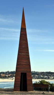 Sydney, Avustralya - 4 Kasım 2018. Penelope Forlano: kontrapuanta. Heykel deniz kenarında Coogee sahil yürüyüş için Bondi tarafından dünyanın en büyük ücretsiz kamusal alanlardaki eserlerinden sergiler.