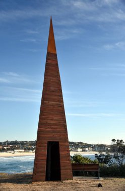 Sydney, Avustralya - 4 Kasım 2018. Penelope Forlano: kontrapuanta. Heykel deniz kenarında Coogee sahil yürüyüş için Bondi tarafından dünyanın en büyük ücretsiz kamusal alanlardaki eserlerinden sergiler.