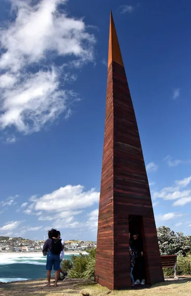 Sydney, Avustralya - 4 Kasım 2018. Penelope Forlano: kontrapuanta. Heykel deniz kenarında Coogee sahil yürüyüş için Bondi tarafından dünyanın en büyük ücretsiz kamusal alanlardaki eserlerinden sergiler.