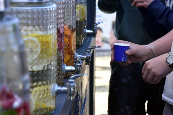 holding kağıt cam erkek eller