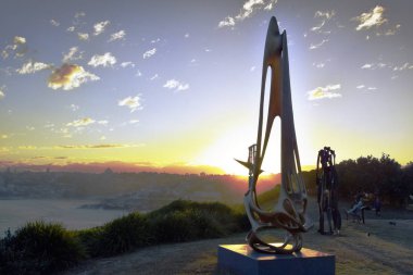 Sydney, Avustralya - 4 Kasım 2018. Penelope Forlano: kontrapuanta. Heykel deniz kenarında Coogee sahil yürüyüş için Bondi tarafından dünyanın en büyük ücretsiz kamusal alanlardaki eserlerinden sergiler.