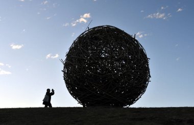 Sydney, Avustralya - 4 Kasım 2018. Penelope Forlano: kontrapuanta. Heykel deniz kenarında Coogee sahil yürüyüş için Bondi tarafından dünyanın en büyük ücretsiz kamusal alanlardaki eserlerinden sergiler.