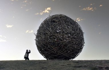 Sydney, Avustralya - 4 Kasım 2018. Penelope Forlano: kontrapuanta. Heykel deniz kenarında Coogee sahil yürüyüş için Bondi tarafından dünyanın en büyük ücretsiz kamusal alanlardaki eserlerinden sergiler.