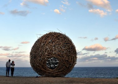 Sydney, Avustralya - 4 Kasım 2018. Penelope Forlano: kontrapuanta. Heykel deniz kenarında Coogee sahil yürüyüş için Bondi tarafından dünyanın en büyük ücretsiz kamusal alanlardaki eserlerinden sergiler.