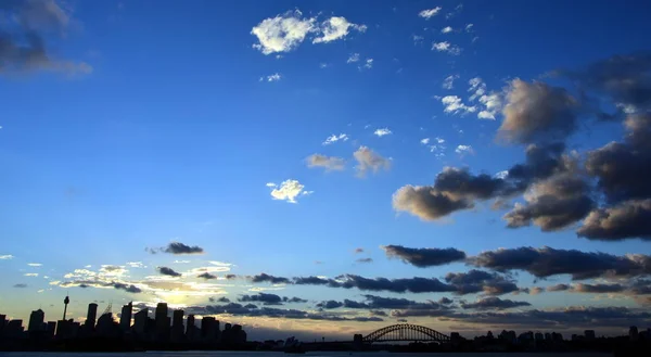 Dramático Cielo Atardecer Sobre Horizonte Urbano Sydney Con Harbour Bridge —  Fotos de Stock