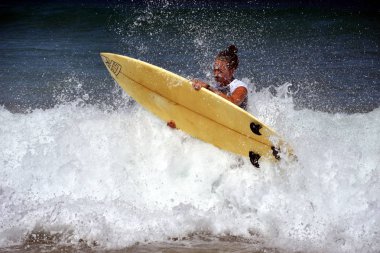 Sarı surfboard ile genç kadın