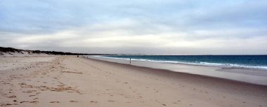 Şahinler yuva plaj gün batımında 