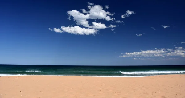 Hermosa vista horizontal de la playa en un día soleado . — Foto de Stock