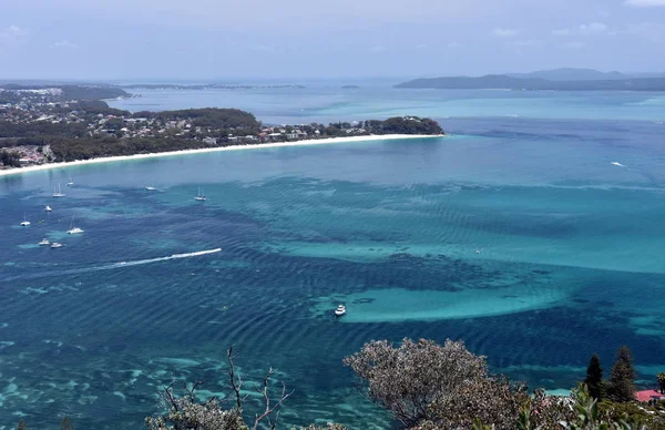 Untiefe Bucht an einem sonnigen Tag vom Aussichtspunkt Mount Tomaree — Stockfoto