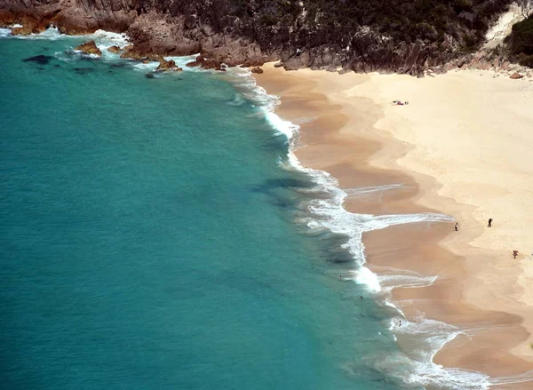 Peu de gens sur la plage au printemps. Plage comme fond ou papier peint . — Photo