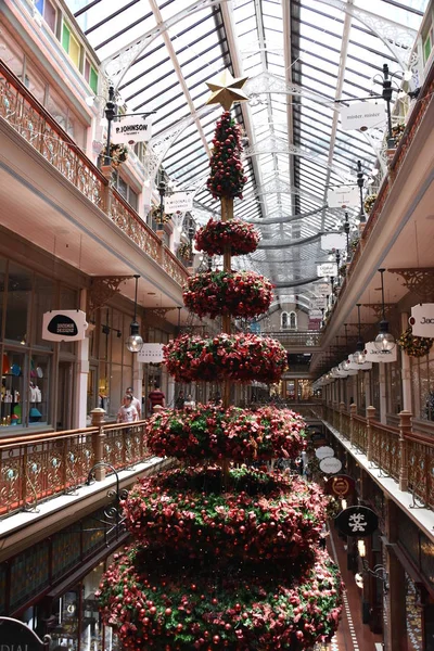 Árbol de Navidad en Strand shopping arcade — Foto de Stock