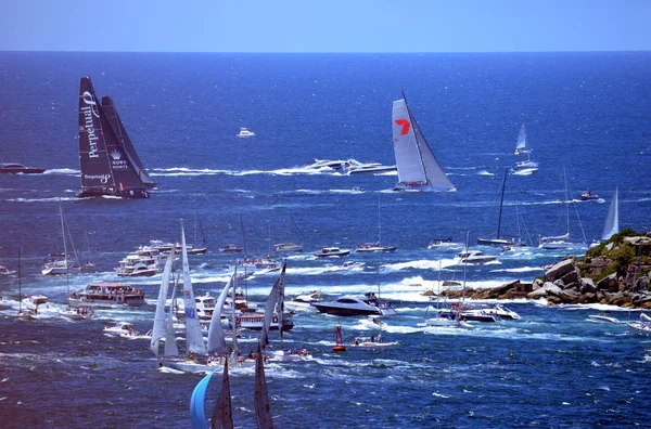 Spectators are watching the race from South Head. — Stock Photo, Image