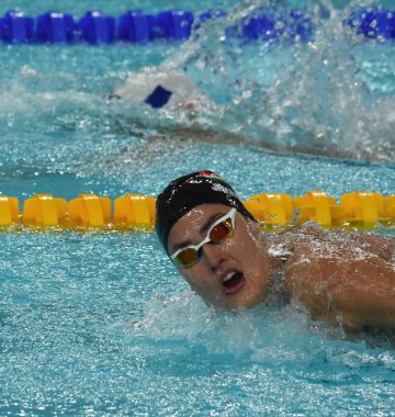 Hong Kong, Çin - 30 Ekim 2016. Zsuzsanna Jakabos (Hun) yüzme kelebek rekabetçi yüzücü. Fina Yüzme Dünya Kupası, ön ısıtır, Victoria Park Yüzme Havuzu