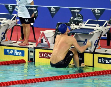 Hong Kong, Çin - 30 Ekim 2016. Olimpiya, dünya şampiyonu ve rekortmeni Mitch Larkin (Aus) erkekler sırtüstü 50m ön ısı başında. Fina Yüzme Dünya Kupası, Victoria Park