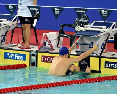 Hong Kong, Çin - 30 Ekim 2016. Olimpiya, dünya şampiyonu ve rekortmeni Mitch Larkin (Aus) erkekler sırtüstü 50m ön ısı başında. Fina Yüzme Dünya Kupası, Victoria Park