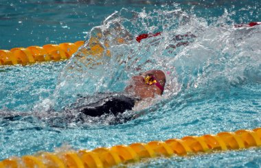 Hong Kong, Çin - 30 Ekim 2016. Olympian ve dünya şampiyon yüzücü Emily Seebohm (Aus) kadınlar sırtüstü 100 m ön ısı yüzme. Fina Yüzme Dünya Kupası, Victoria Park