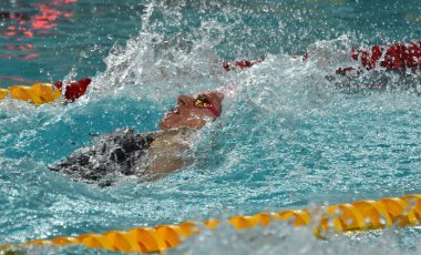 Hong Kong, Çin - 30 Ekim 2016. Olympian ve dünya şampiyon yüzücü Emily Seebohm (Aus) kadınlar sırtüstü 100 m ön ısı yüzme. Fina Yüzme Dünya Kupası, Victoria Park