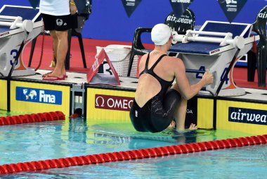 Hong Kong, Çin - 30 Ekim 2016. Yüzücü Emily Seebohm (Aus) kadınlar sırtüstü 100 m ön ısı başlangıcında Olympian ve dünya şampiyonu. Fina Yüzme Dünya Kupası, Victoria Park