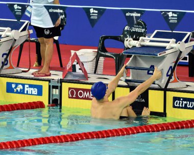Hong Kong, Çin - 30 Ekim 2016. Olimpiya, dünya şampiyonu ve rekortmeni Mitch Larkin (Aus) erkekler sırtüstü 50m ön ısı başında. Fina Yüzme Dünya Kupası, Victoria Park