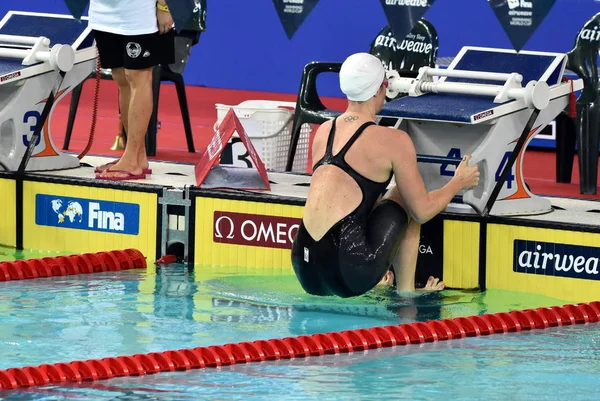Hong Kong, Çin - 30 Ekim 2016. Yüzücü Emily Seebohm (Aus) kadınlar sırtüstü 100 m ön ısı başlangıcında Olympian ve dünya şampiyonu. Fina Yüzme Dünya Kupası, Victoria Park