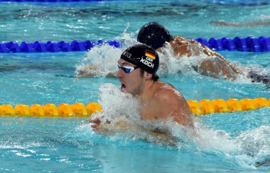 Hong Kong, Çin - 30 Ekim 2016. Marco Koch (Ger) ve Watanabe Yüzme Ippei (Jpn) erkekler kurbağalama 100 m ön ısı taşımam. Fina Yüzme Dünya Kupası, Victoria Park Yüzme Havuzu