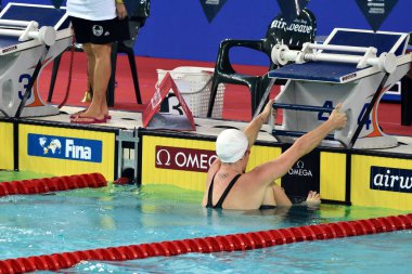 Hong Kong, Çin - 30 Ekim 2016. Yüzücü Emily Seebohm (Aus) kadınlar sırtüstü 100 m ön ısı başlangıcında Olympian ve dünya şampiyonu. Fina Yüzme Dünya Kupası, Victoria Park