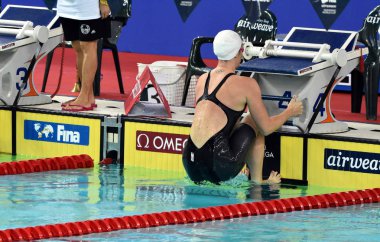 Hong Kong, Çin - 30 Ekim 2016. Yüzücü Emily Seebohm (Aus) kadınlar sırtüstü 100 m ön ısı başlangıcında Olympian ve dünya şampiyonu. Fina Yüzme Dünya Kupası, Victoria Park