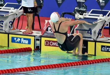 Hong Kong, Çin - 30 Ekim 2016. Yüzücü Emily Seebohm (Aus) kadınlar sırtüstü 100 m ön ısı başlangıcında Olympian ve dünya şampiyonu. Fina Yüzme Dünya Kupası, Victoria Park