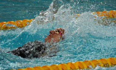 Hong Kong, Çin - 30 Ekim 2016. Olympian ve dünya şampiyon yüzücü Emily Seebohm (Aus) kadınlar sırtüstü 100 m ön ısı yüzme. Fina Yüzme Dünya Kupası, Victoria Park