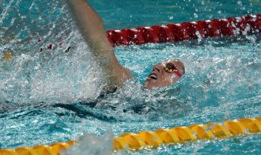 Hong Kong, Çin - 30 Ekim 2016. Olympian ve dünya şampiyon yüzücü Emily Seebohm (Aus) kadınlar sırtüstü 100 m ön ısı yüzme. Fina Yüzme Dünya Kupası, Victoria Park
