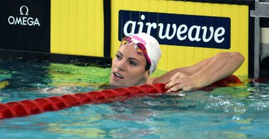 Hong Kong, Çin - 30 Ekim 2016. Olimpos ve dünya şampiyon yüzücü kadınlar sırtüstü 100m ön ısı sonra Emily Seebohm (Aus). Fina Yüzme Dünya Kupası, Victoria Park