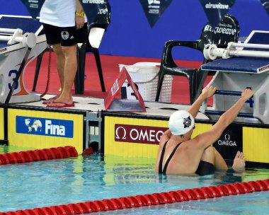 Hong Kong, Çin - 30 Ekim 2016. Rekabetçi yüzücü Katinka Hosszu (Hun) kadınlar sırtüstü 100m ön ısı başında. Fina yüzme Dünya Kupası, Victoria Park Yüzme Havuzu