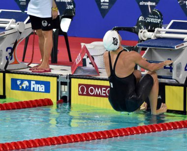 Hong Kong, Çin - 30 Ekim 2016. Rekabetçi yüzücü Katinka Hosszu (Hun) kadınlar sırtüstü 100m ön ısı başında. Fina yüzme Dünya Kupası, Victoria Park Yüzme Havuzu