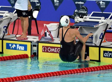 Hong Kong, Çin - 30 Ekim 2016. Rekabetçi yüzücü Katinka Hosszu (Hun) kadınlar sırtüstü 100m ön ısı başında. Fina yüzme Dünya Kupası, Victoria Park Yüzme Havuzu